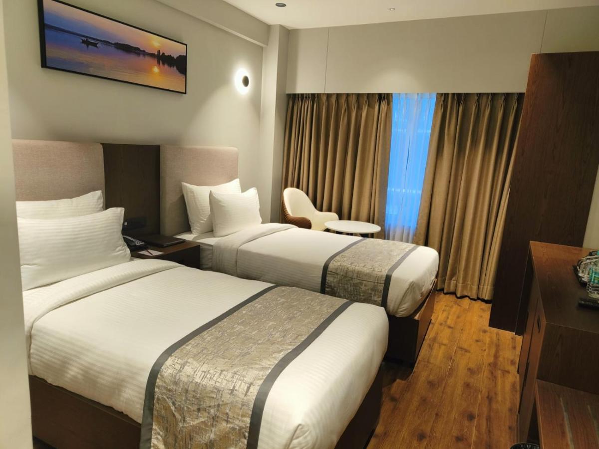 Ramee International Surat Hotel Exterior photo